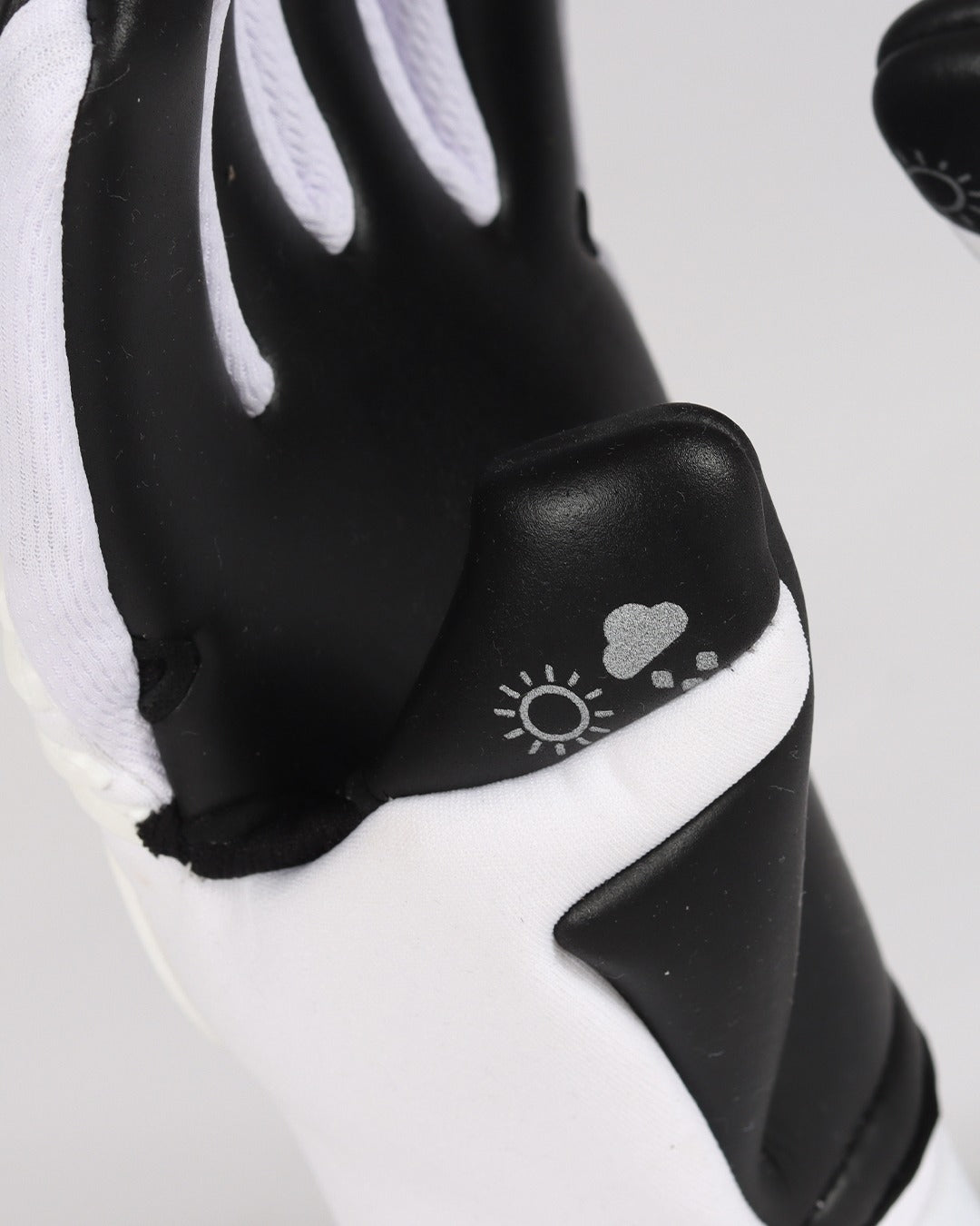Luvas de Futebol Pretas e Brancas | Luvas Pretas e Brancas | KAWI GK